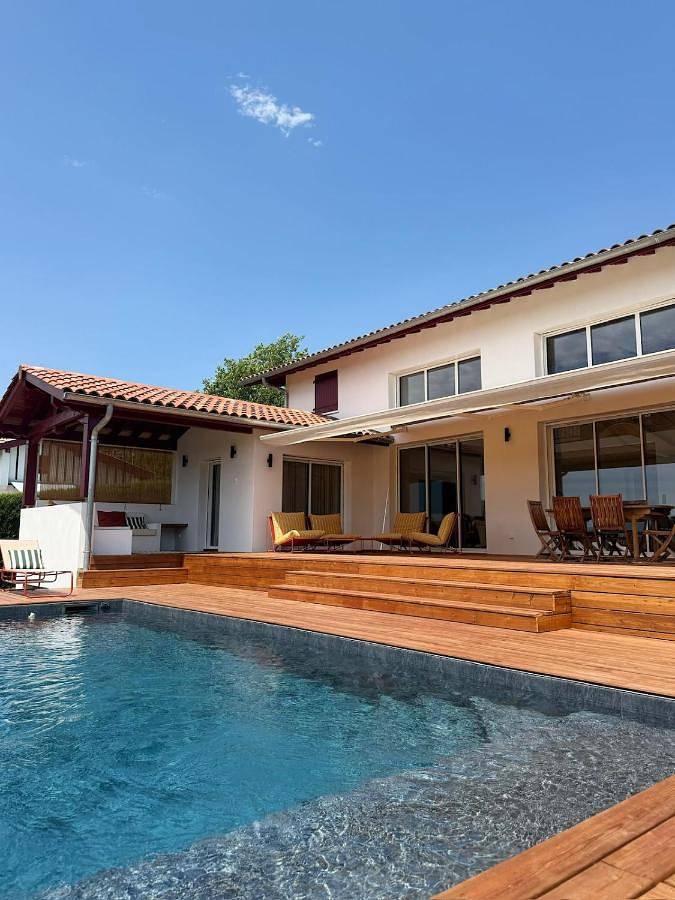 Villa Etamendia - pool with mountain view in Saint-Pierre-d'Irube, Région de Bayonne