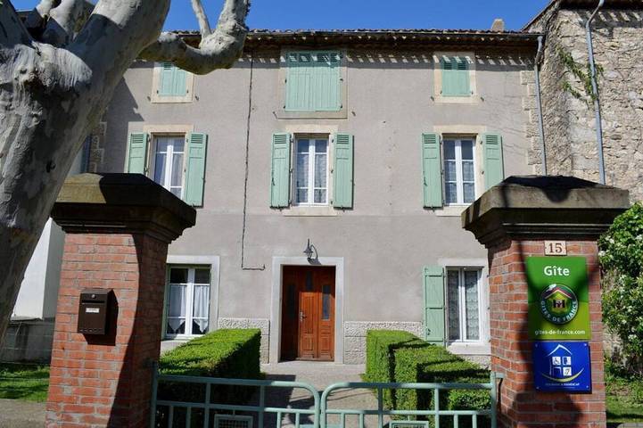 Location de vacances pour 8 personnes, avec jardin à Villeneuve-Minervois