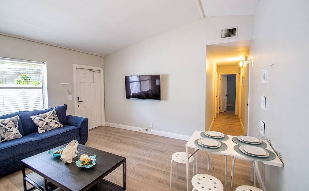 Ganze Wohnung, Beautiful remodeled condo. Steps away from area's top nightlife/1 mi. from beach in Delray Beach, Palm Beach County