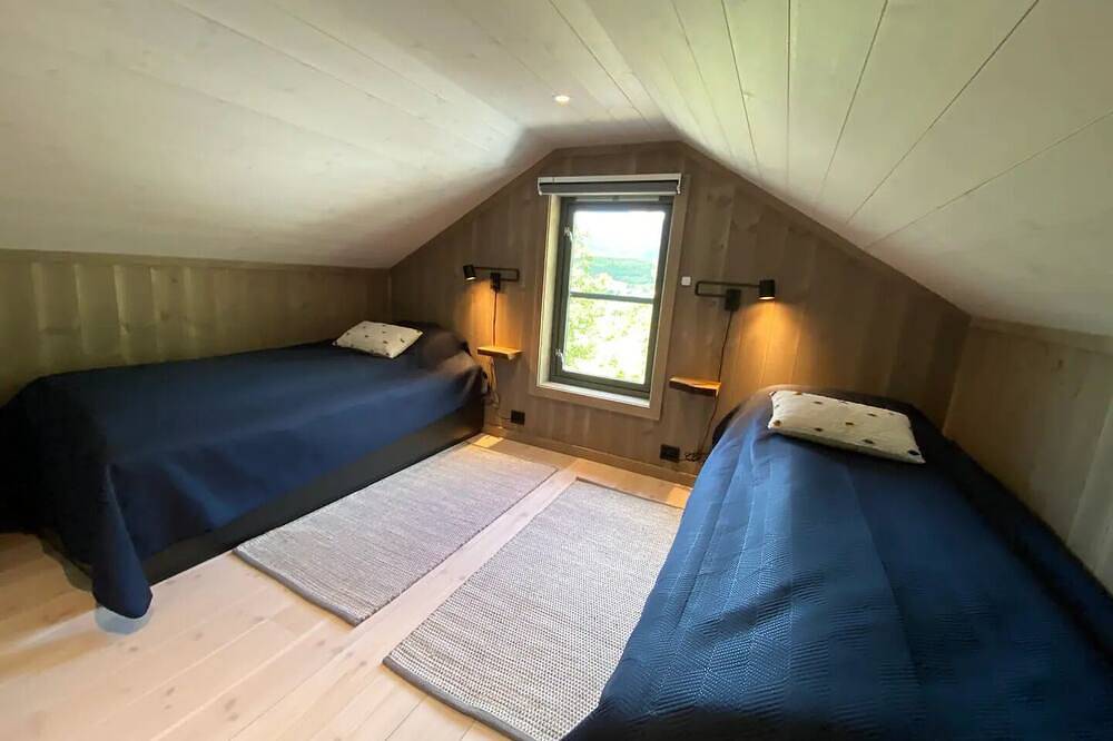 Wonderful, modern cabin, 15 minutes from Geiranger in Fjord, Norddal