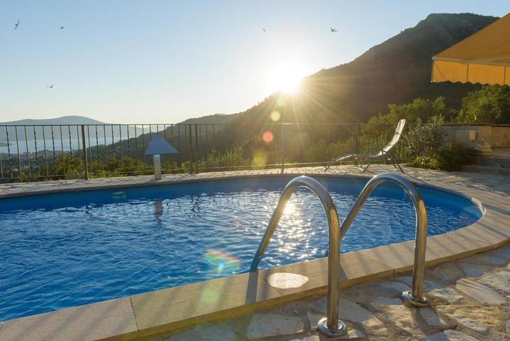 Ferienhaus für 4 Personen, mit Ausblick und Pool sowie Garten in Montenegro