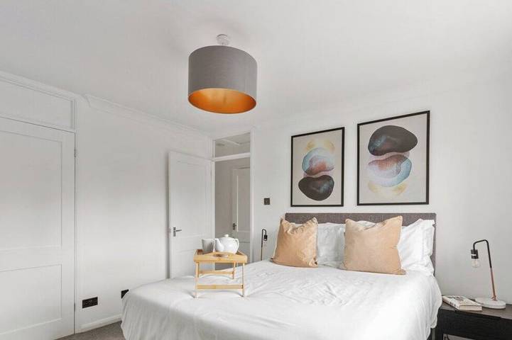 Guildford - Two Bedroom House with Garden in Guildford, Surrey