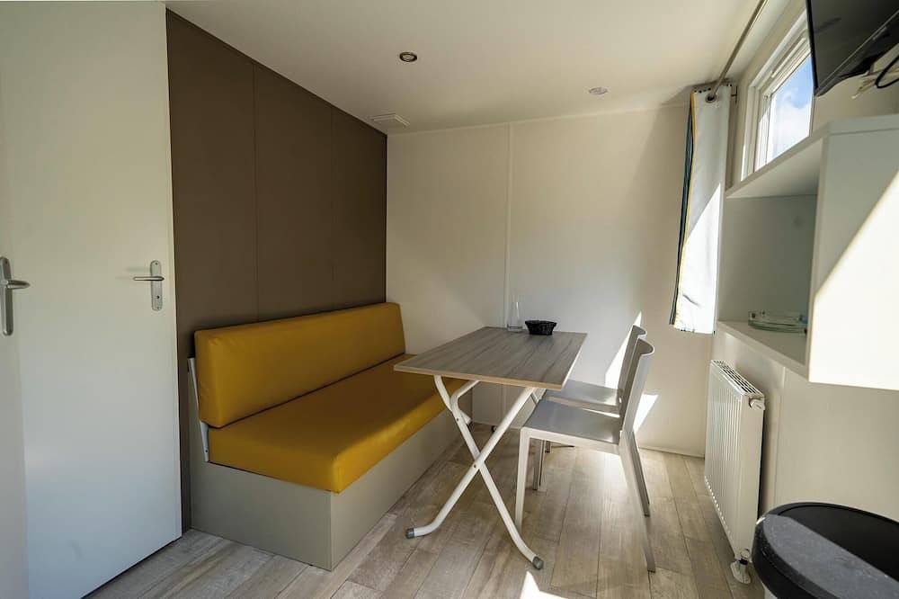 Chalet with a furnished garden in Nordholland