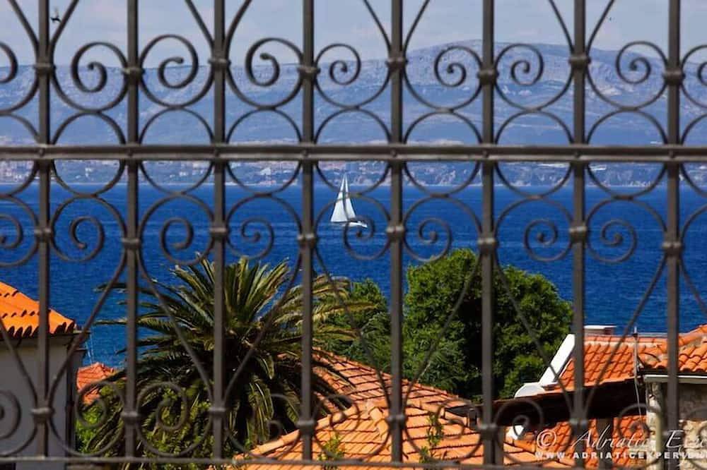 Authentic stone house with harbor & sea views and rooftop jaccuzzi in Supetar, Brac