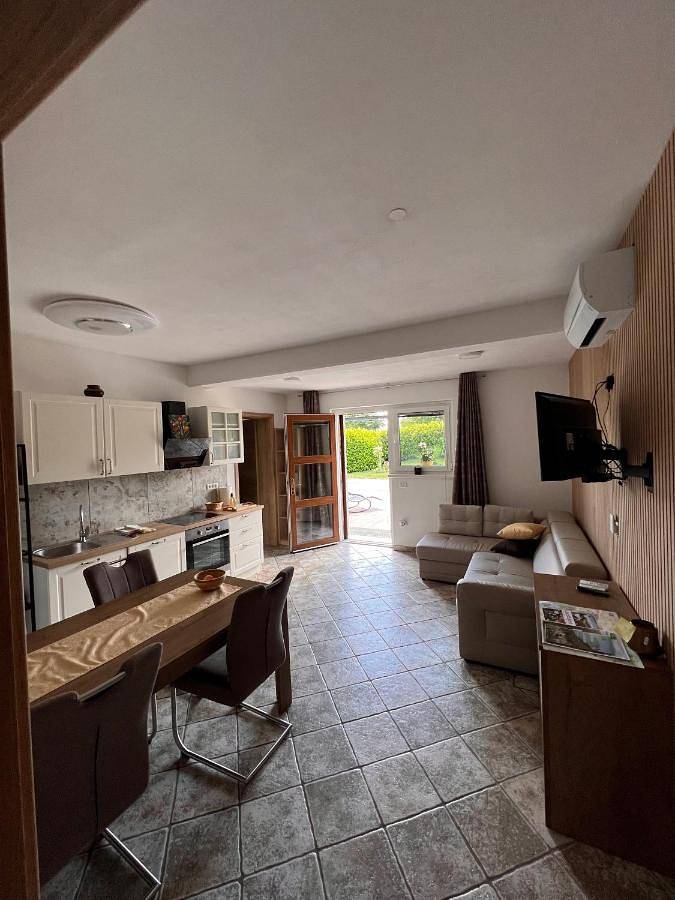 Ganze Wohnung, Spacious apartment in nature with sauna! in Postojna, Innerkrain-Karst