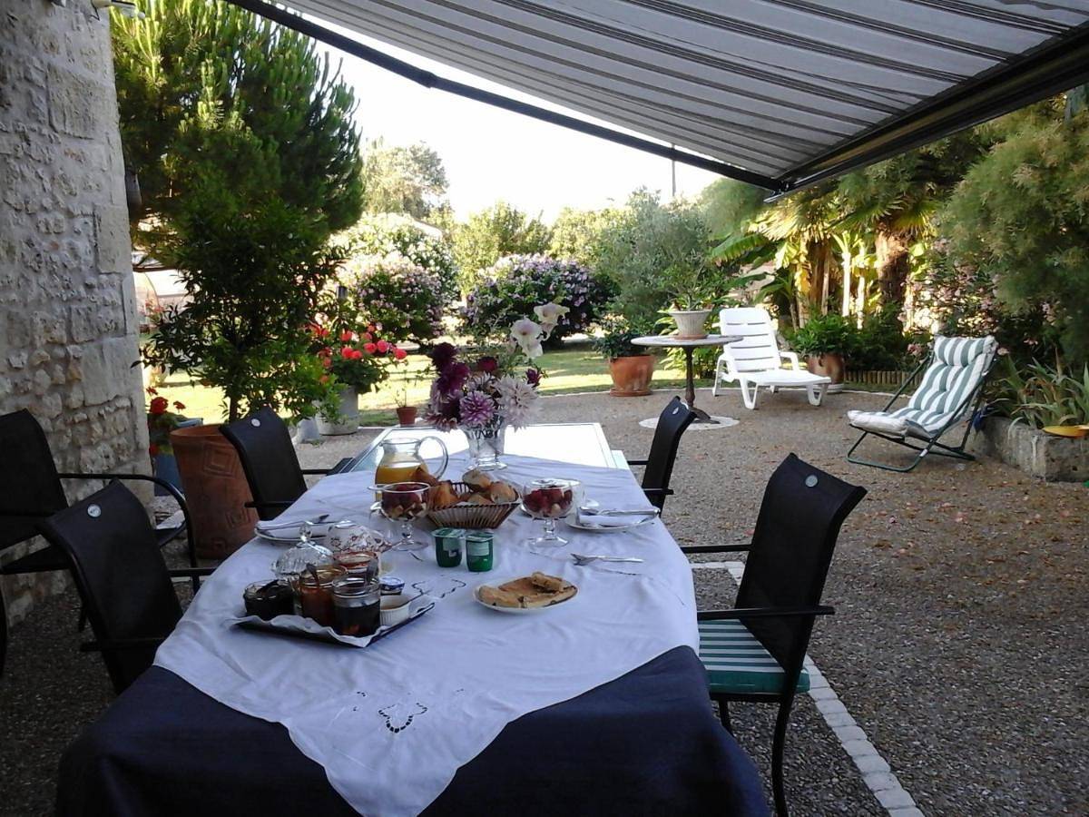 Double Room with Private Bathroom in Gémozac, Région de Saintes