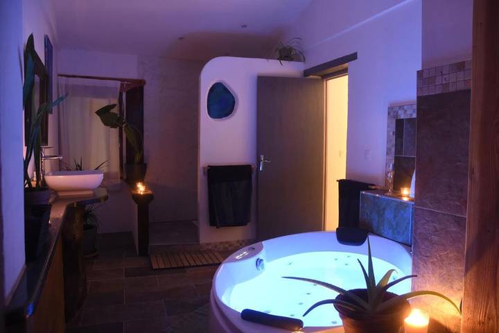 Gîte pour 2 personnes, avec balcon ainsi que sauna et jacuzzi à Pégairolles-de-Buèges