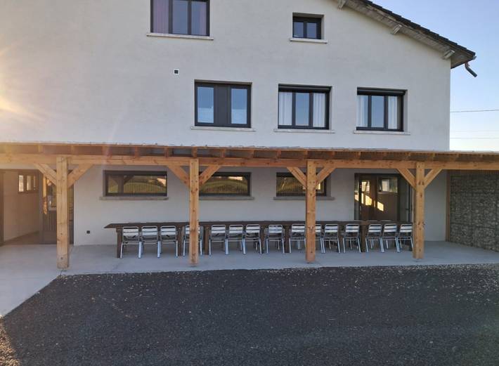 Gîte pour 14 personnes, avec jardin et terrasse à Veauchette