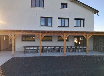 Gîte pour 14 personnes, avec terrasse et jardin à Veauchette