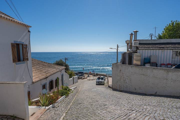 Holiday Home "Casa da Praia 2" with Sea View, Terrace & Wi-Fi in Praia do Burgau, Budens