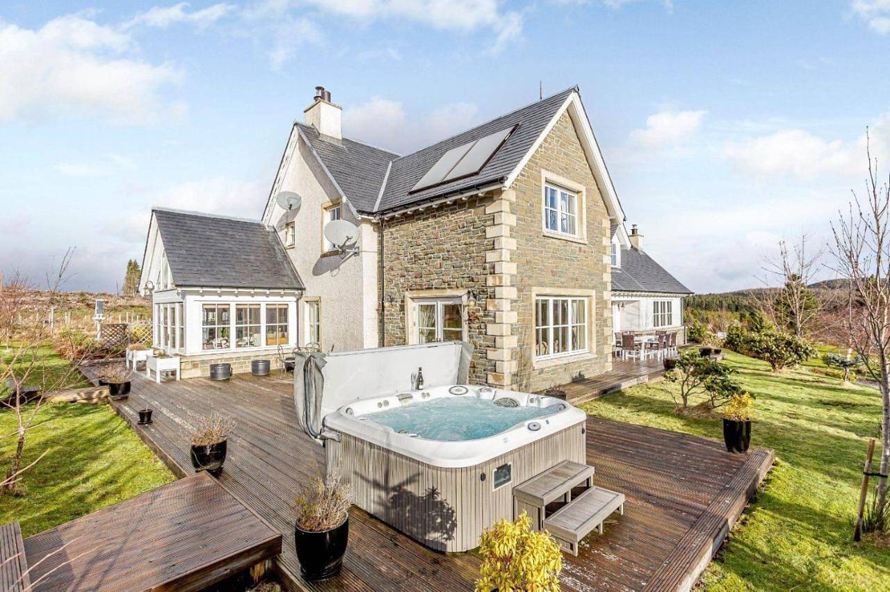 Glenerrick House - Loch Ness country manor - hot tub and sauna in Highlands