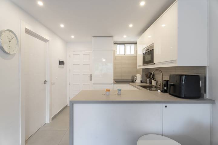 Apartamento entero, Vacaciones 'El Dorado 206' con piscina compartida, terraza compartida y Wi-Fi in Playa de las Américas, Arona 