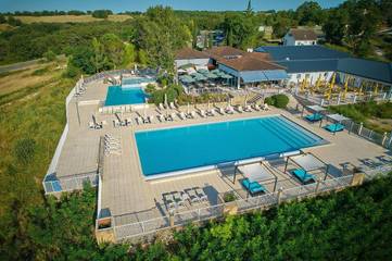 Gîte pour 6 personnes, avec vue et bassin pour enfant ainsi que jardin et piscine à Lanzac