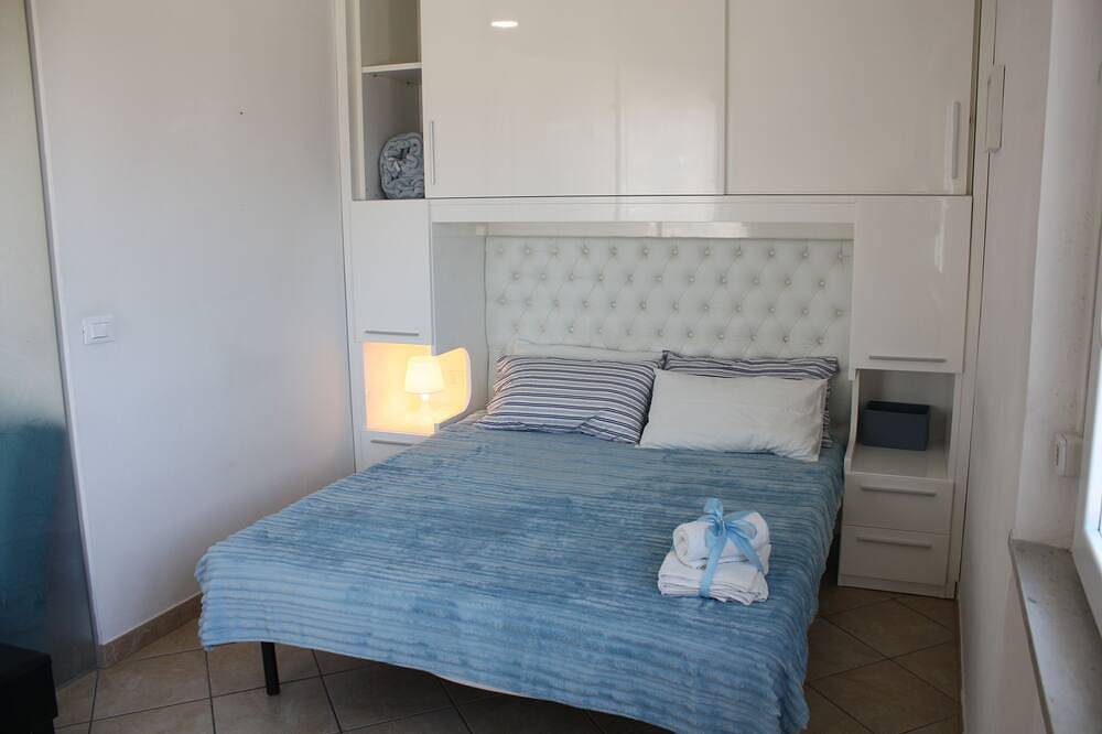 Appartamento intero, Piccolo Attico Vista Mare Monti In Marina Di Carrara A 100 Mt Dal Mare in Marina di Carrara, Carrara