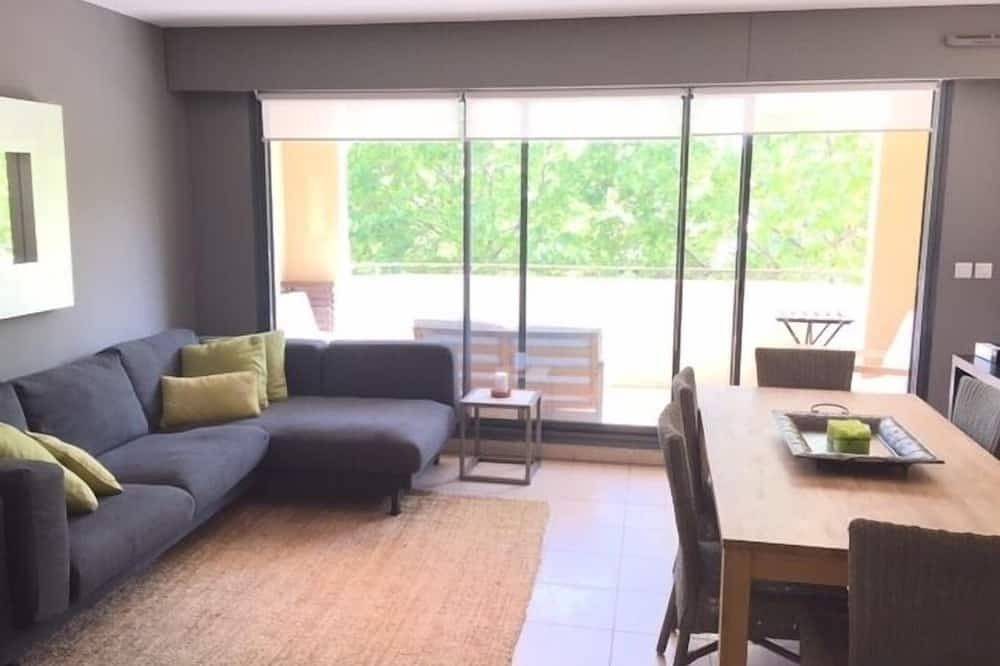Entire apartment, Two Bedroom Apartment with Air Conditioning, Parking and Elevator in Lourmarin in Lourmarin, Parc naturel régional du Luberon