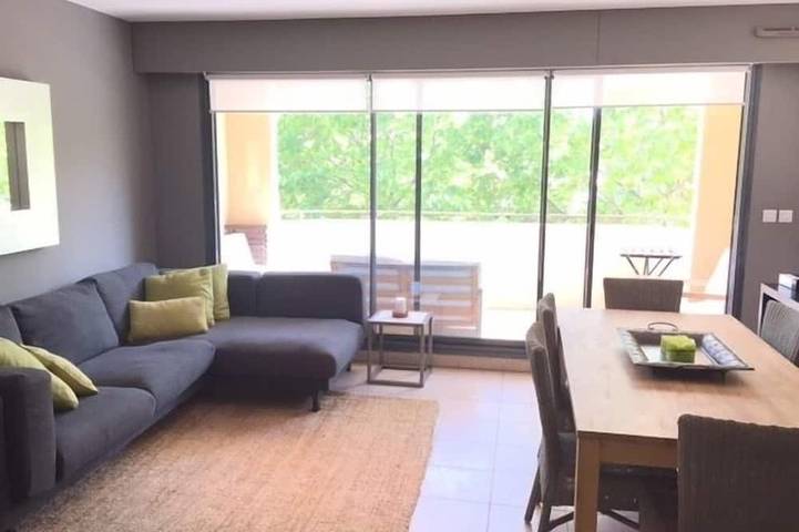Entire apartment, Two Bedroom Apartment with Air Conditioning, Parking and Elevator in Lourmarin in Lourmarin, Parc naturel régional du Luberon