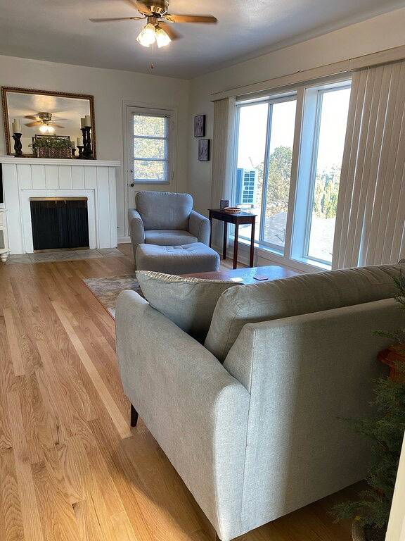 Ganze Wohnung, Unit C at the Manor House Month to Month in Salem (OR), Willamette Valley