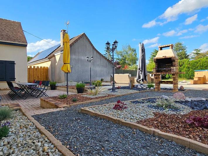 Location de vacances pour 12 personnes, avec terrasse ainsi que piscine et jardin à Changé - 3