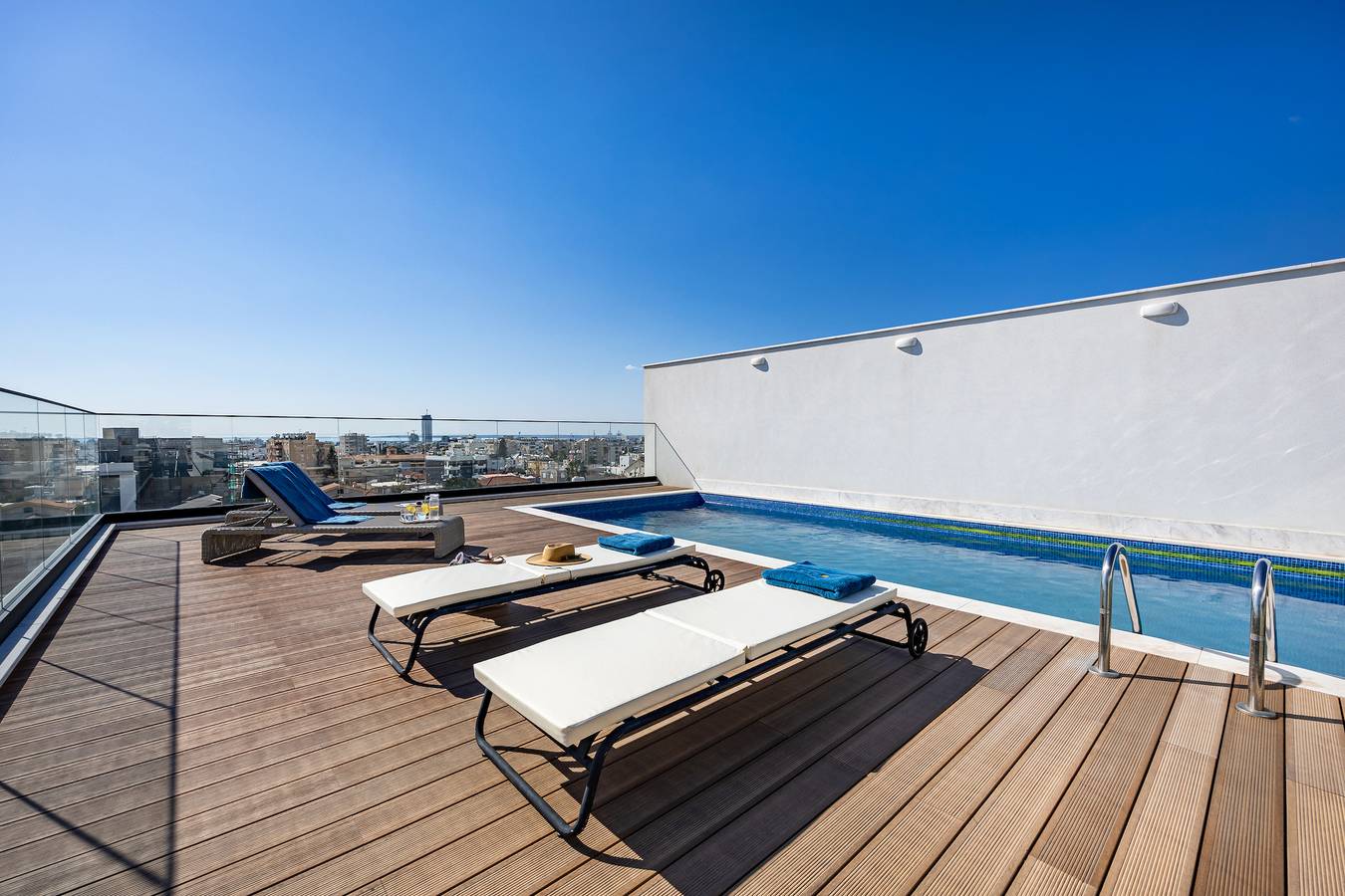 Apartamento entero, 101 Sfiggos - Balcón con vista a la ciudad y piscina comunitaria en la azotea in Limasol, Chipre Sur