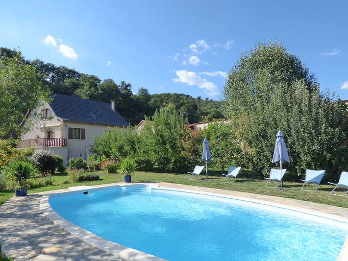 Gîte pour 5 personnes, avec terrasse ainsi que piscine et jardin