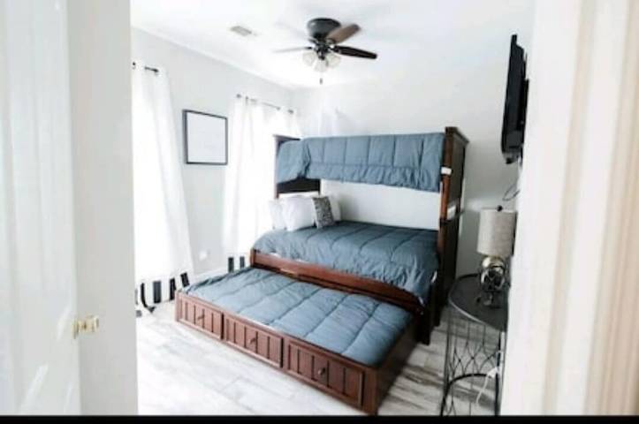 Vacation rental for 12 people, with terrace and yard in Montgomery