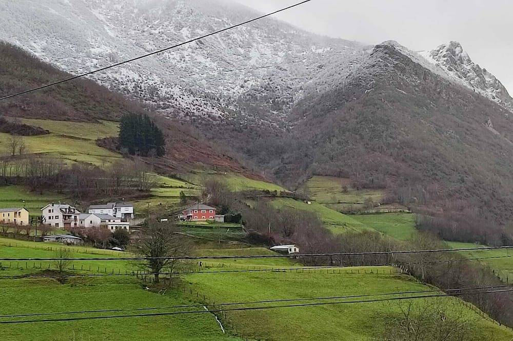 Holiday Home 'Casa Bartolin' with Private Terrace and Private Garden in Cangas del Narcea, Naturpark Fuentes del Narcea, Degaña e Ibias