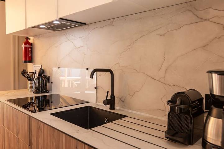 Caravane pour 6 personnes, avec terrasse ainsi que vue sur le lac et jardin à Le Muy - 4