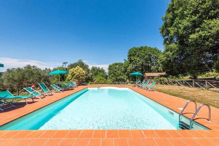 Entire apartment, Apartment 'Autentico In Campagna' with Mountain View, Shared Pool and Wi-Fi in Radicondoli, Siena Province