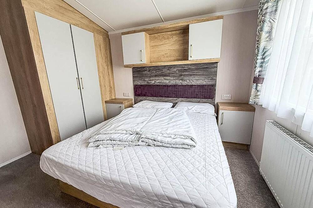 Stunning 6 berth caravan with decking at Manor Park, near Hunstanton in Hunstanton, Norfolk Coast