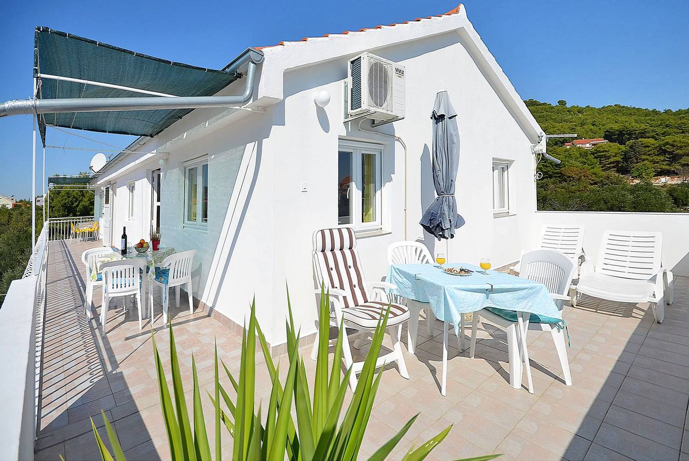 Ganze Wohnung, Apartments Mila Family with pool in Tribunj, Šibenik-Knin