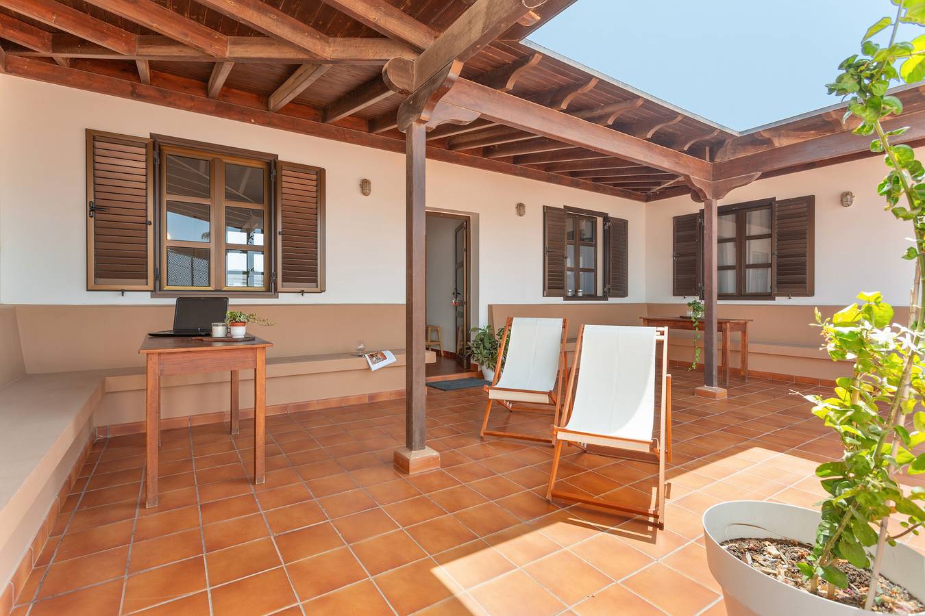 Apartamento entero, Vacaciones 'Dragón Y Suerte Lajares Pool' con vistas a la montaña, piscina compartida y Wi-Fi in Lajares, La Oliva