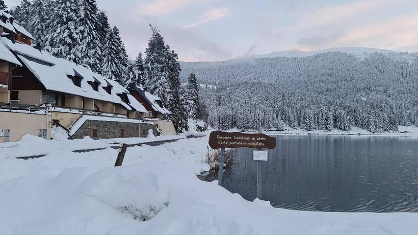 Gîte pour 5 personnes, avec Terrasse ainsi que Vue sur le lac et Vue dans Payolle
