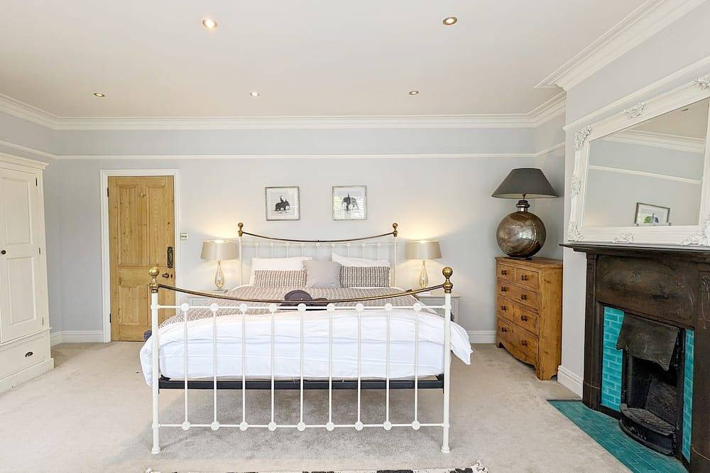 A town house that sleeps 6 guests in 3 bedrooms in Worthing, West Sussex