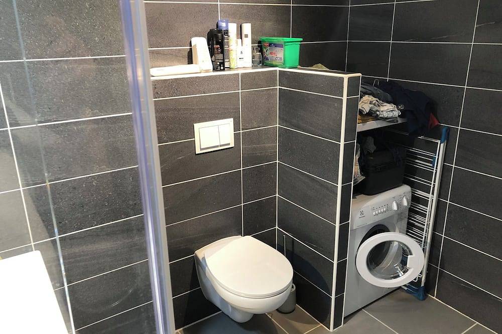 Appartement entier, Appartement  avec terrasse et vue montagnes à 900 mètres du centre ville a pied in Vence, Région de Cannes