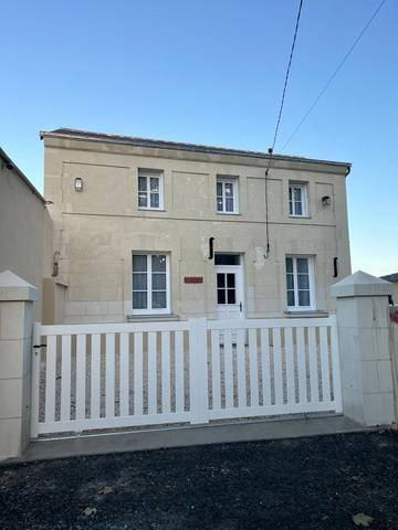 Location de vacances pour 4 personnes, avec vue et jardin à Le Puy-Notre-Dame