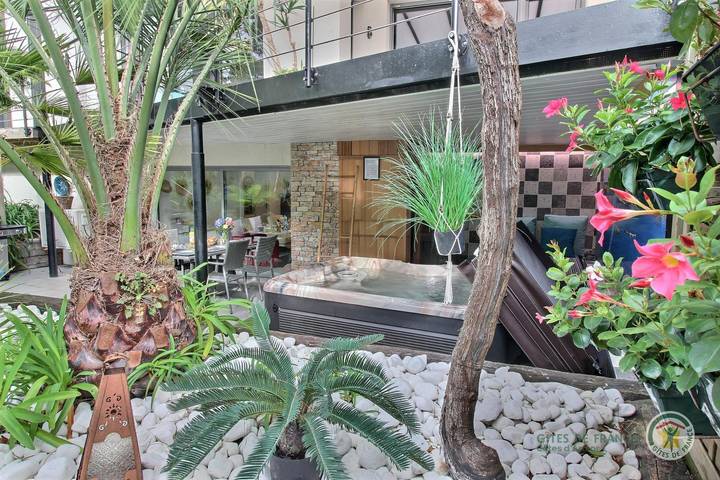 Gîte pour 4 personnes, avec jardin et terrasse ainsi que sauna et jacuzzi