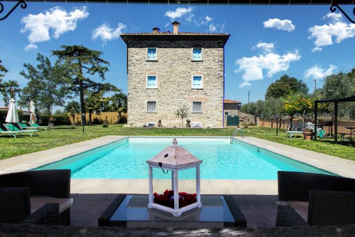 Villa per 20 persone, con piscina e vista lago nonché terrazza e giardino a Cortona