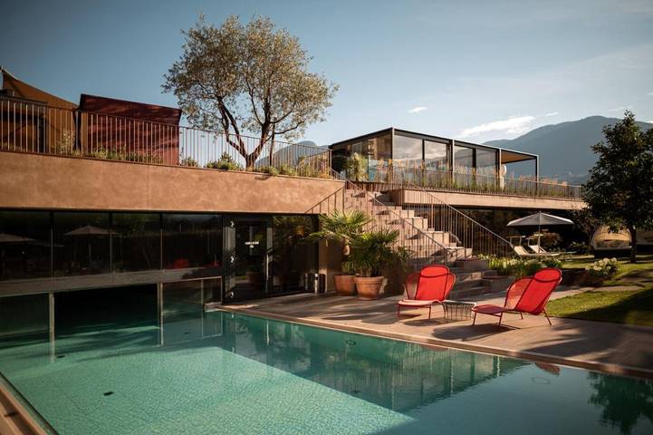 Hotel für 4 Personen, mit Balkon und Whirlpool sowie Terrasse und Garten in Burgstall