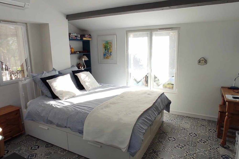 Ganze Wohnung, Charming stone-built 2-person apartment, in a quiet location with pool access.  in Lorgues, Draguignan Region