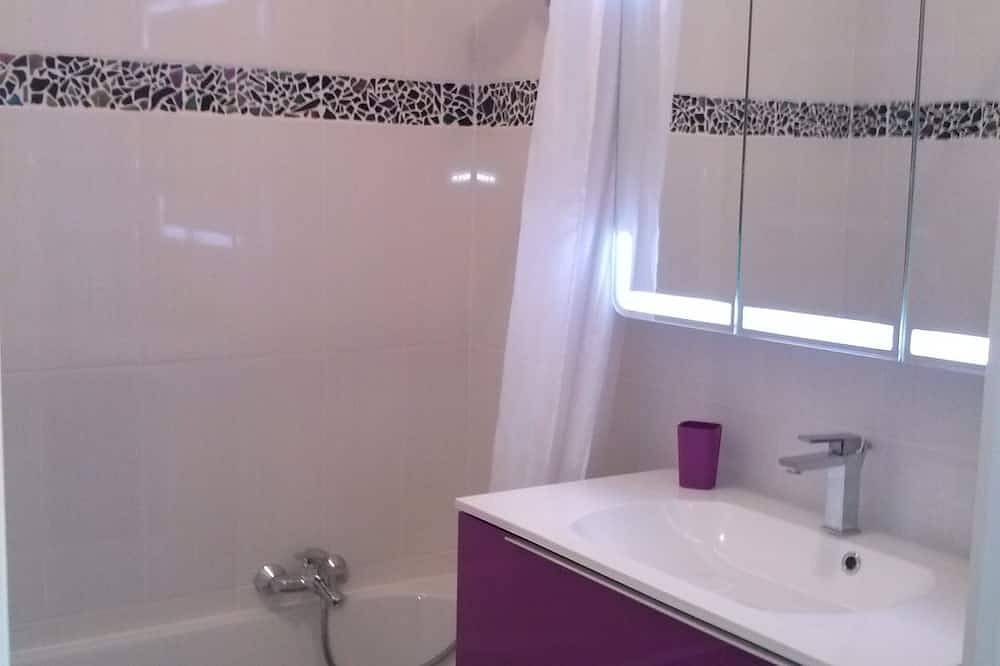 Entire apartment, Beaulieu, 3 air conditioned rooms, terrace, sea view, swimming pool and parking in Beaulieu-sur-Mer, Nice region