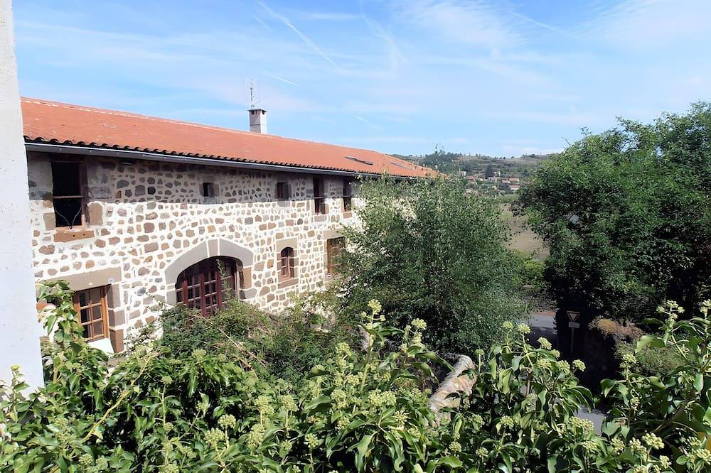 Chambre d'hôtes « Chambre Tournesols » avec terrasse partagée, jardin partagé et Wi-Fi in Polignac, Haute-Loire