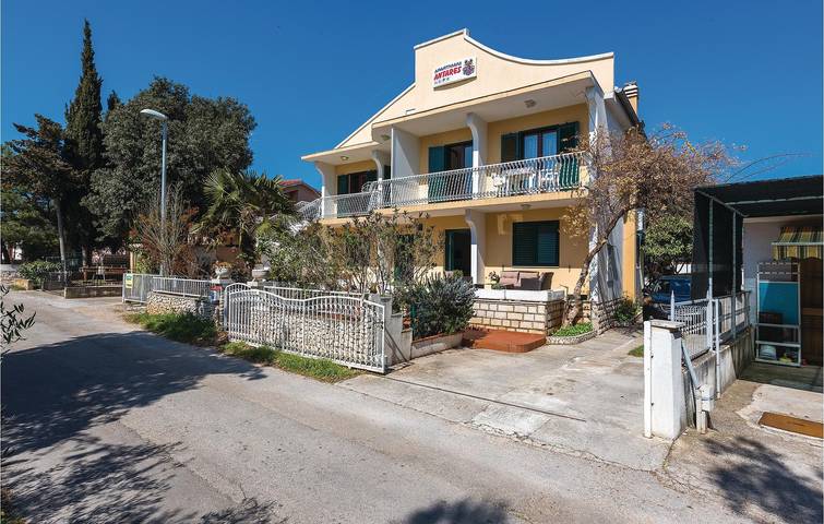 Apartamento vacacional entero, Acogedor apartamento con terraza, aparcamiento y wifi - A 2,5 km de la playa in Rogoznica, Condado de Šibenik-Knin