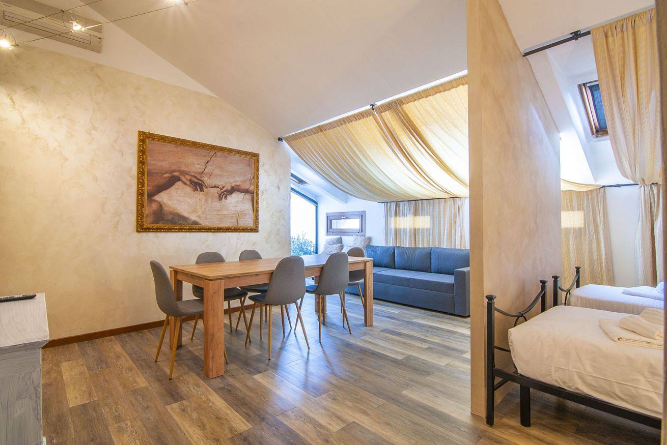 Entire apartment, Charming and spacious apartment, two stones' throw from the Arena, suitable for romantic couples, families and groups of up to 7 people. in Centro Storico di Verona, Verona