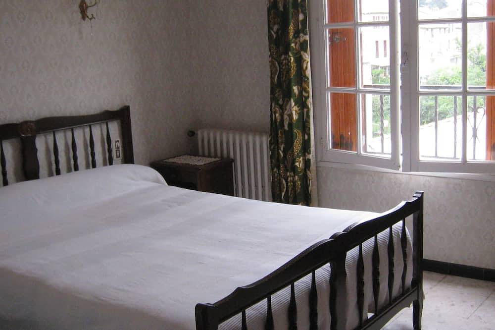 Pour randonner dans les Pyrénées Orientales Location de chambres 2 ou 3 pers. in Prats-de-Mollo-la-Preste, Région de Céret