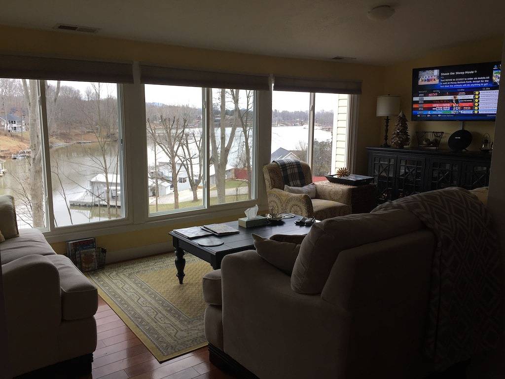 No Wake Cove, drei Kajaks, schnelles Wifi, 2 King 2 Queen 2 Kids Bungalows, Game Rm in Smith Mountain Lake