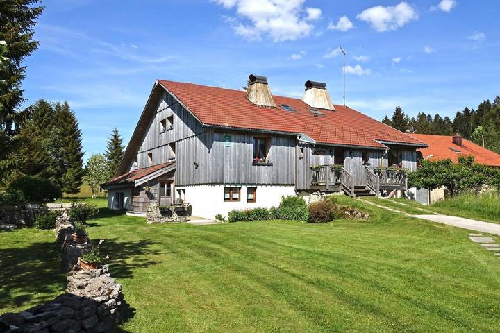 Gîte pour 5 personnes, avec terrasse à Les Fourgs