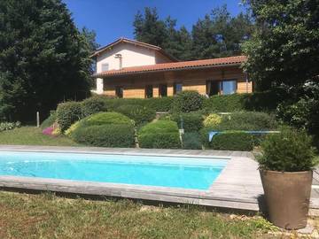 Cottage pour 7 personnes, avec piscine ainsi que terrasse et vue à Chambles