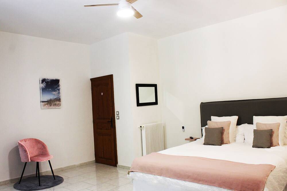 Peaceful, spacious and ideally located for family vacation.  in La Colle-sur-Loup, Region de Cannes