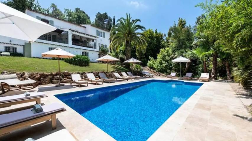 Gîte pour 17 personnes, avec Terrasse ainsi que Jardin et Piscine à Valbonne - 4