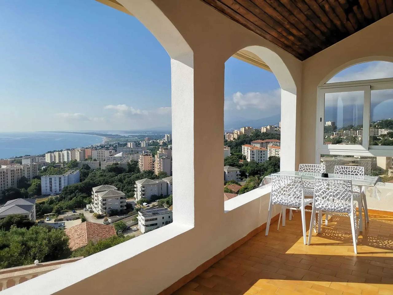 Appartement entier, Appartement Vue Mer à Bastia, terrasse et piscine privée. in Bastia, Cap Corse